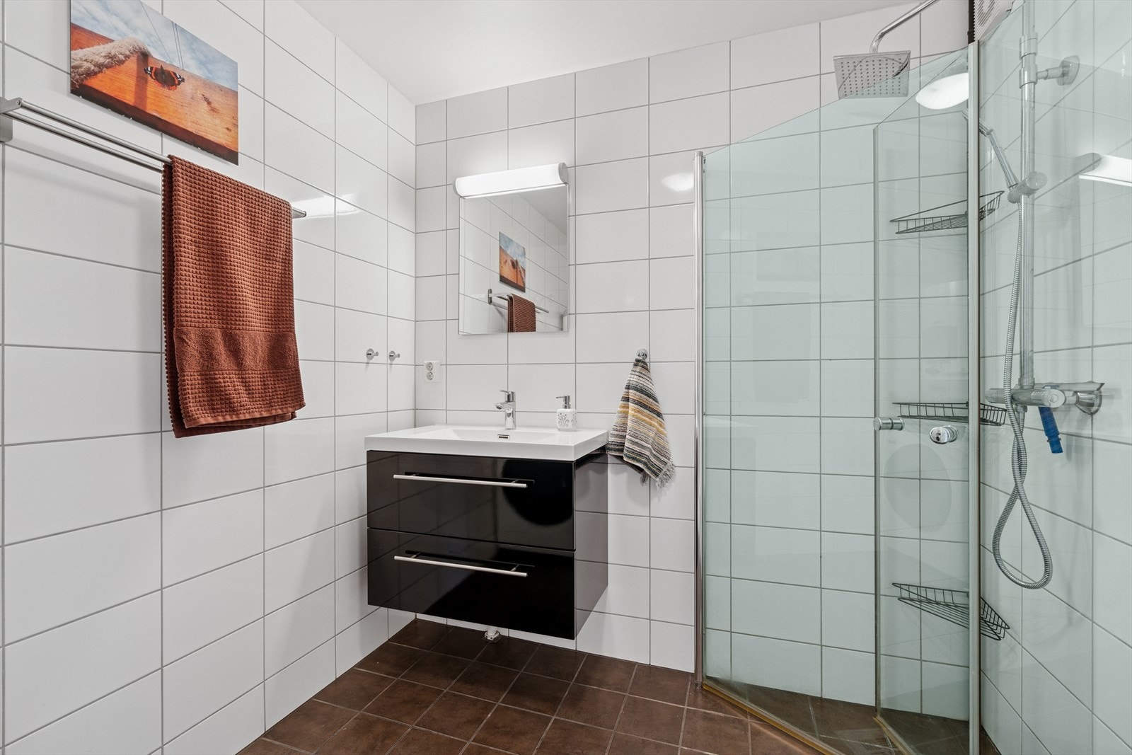 Badet er innredet med toalett, dusjhjørne, opplegg for vaskemaskin og varmtvannsbereder Galleribilde