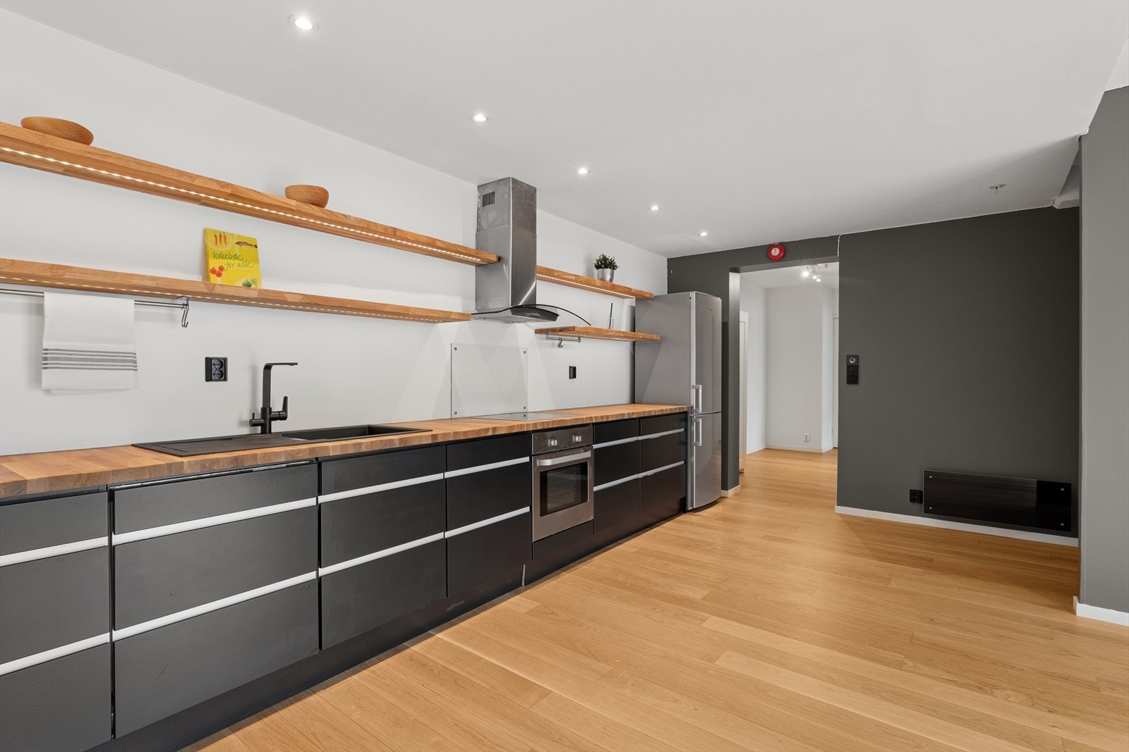 Fra stue og kjøkken kommer man inn i den praktiske soveromsgangen Galleribilde