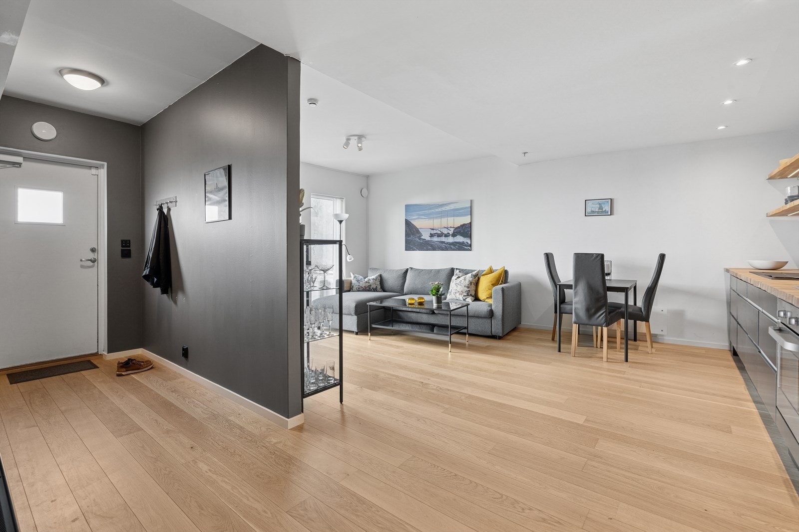 Leiligheten har to romslige soverom, en stor og lys stue med åpen kjøkkenløsning Galleribilde