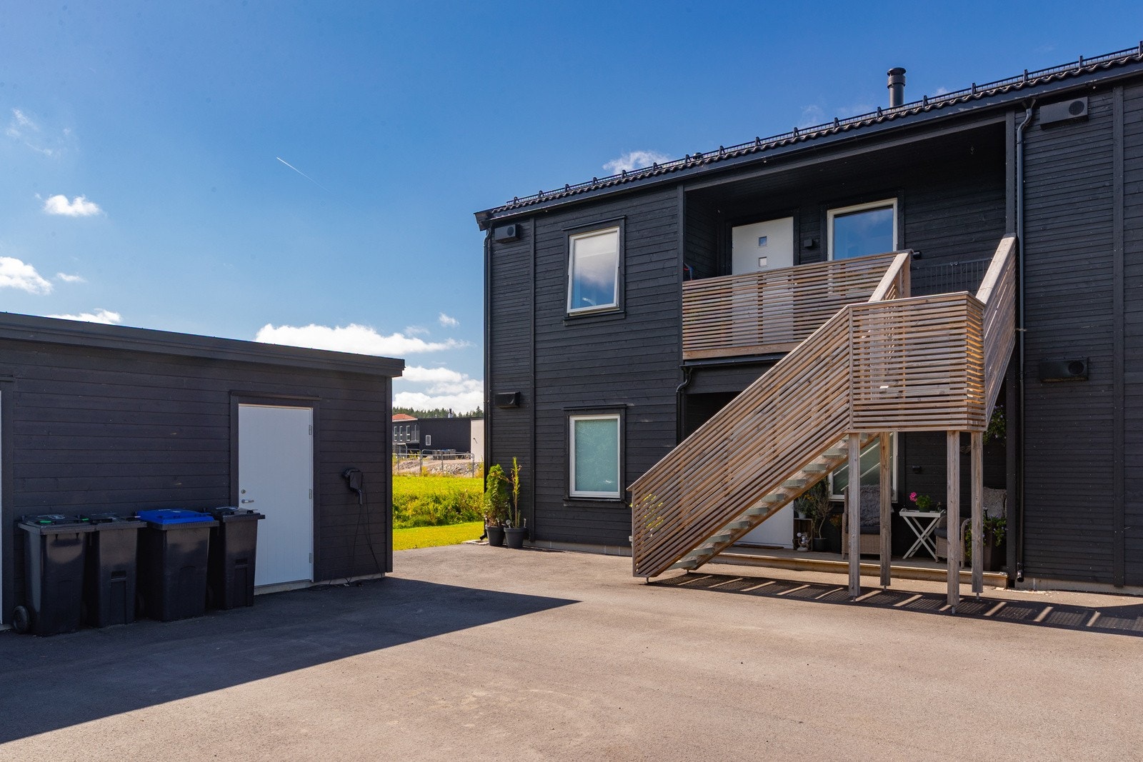 Utvendig bod med el-billader Galleribilde