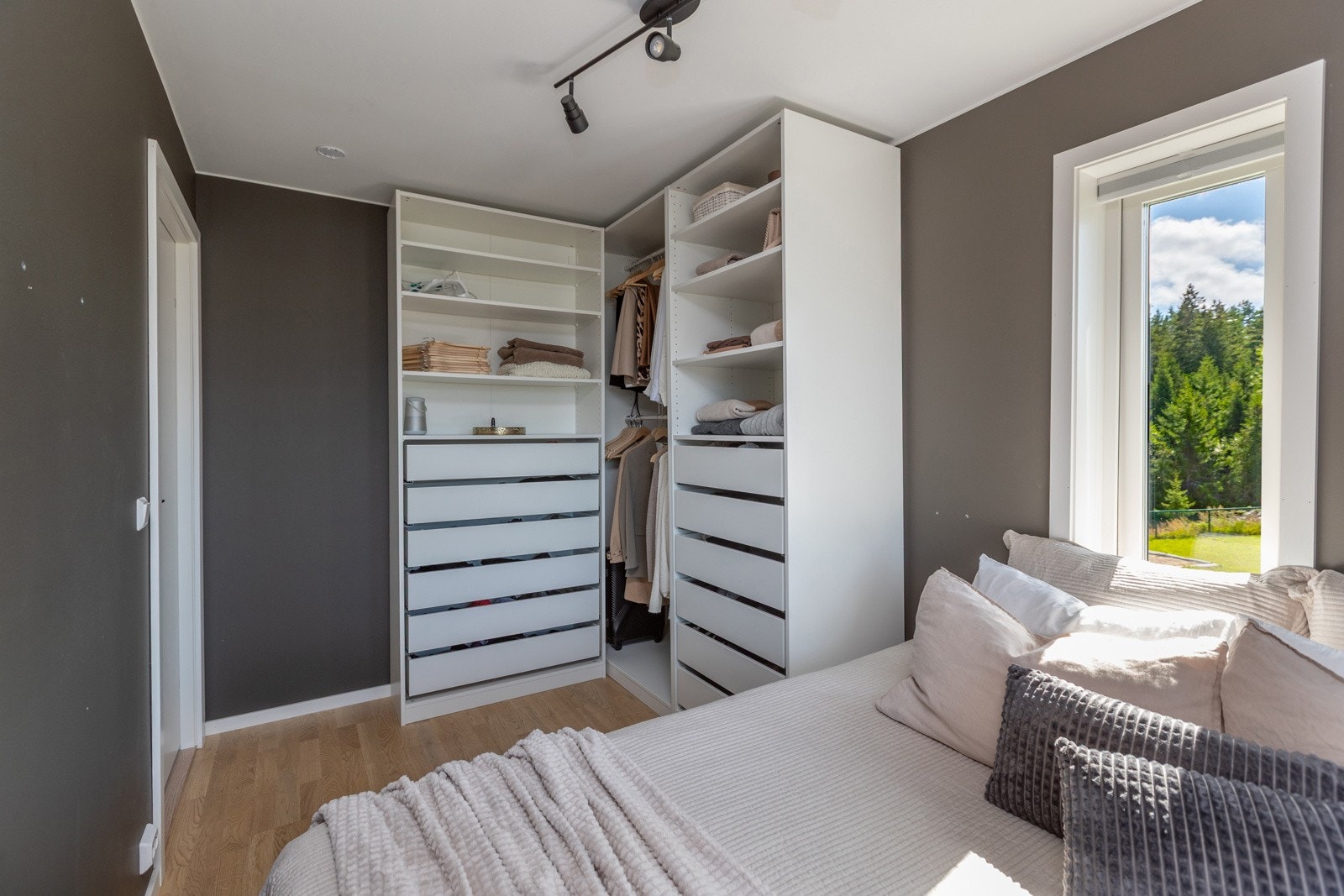 Deilig garderobekrok Galleribilde