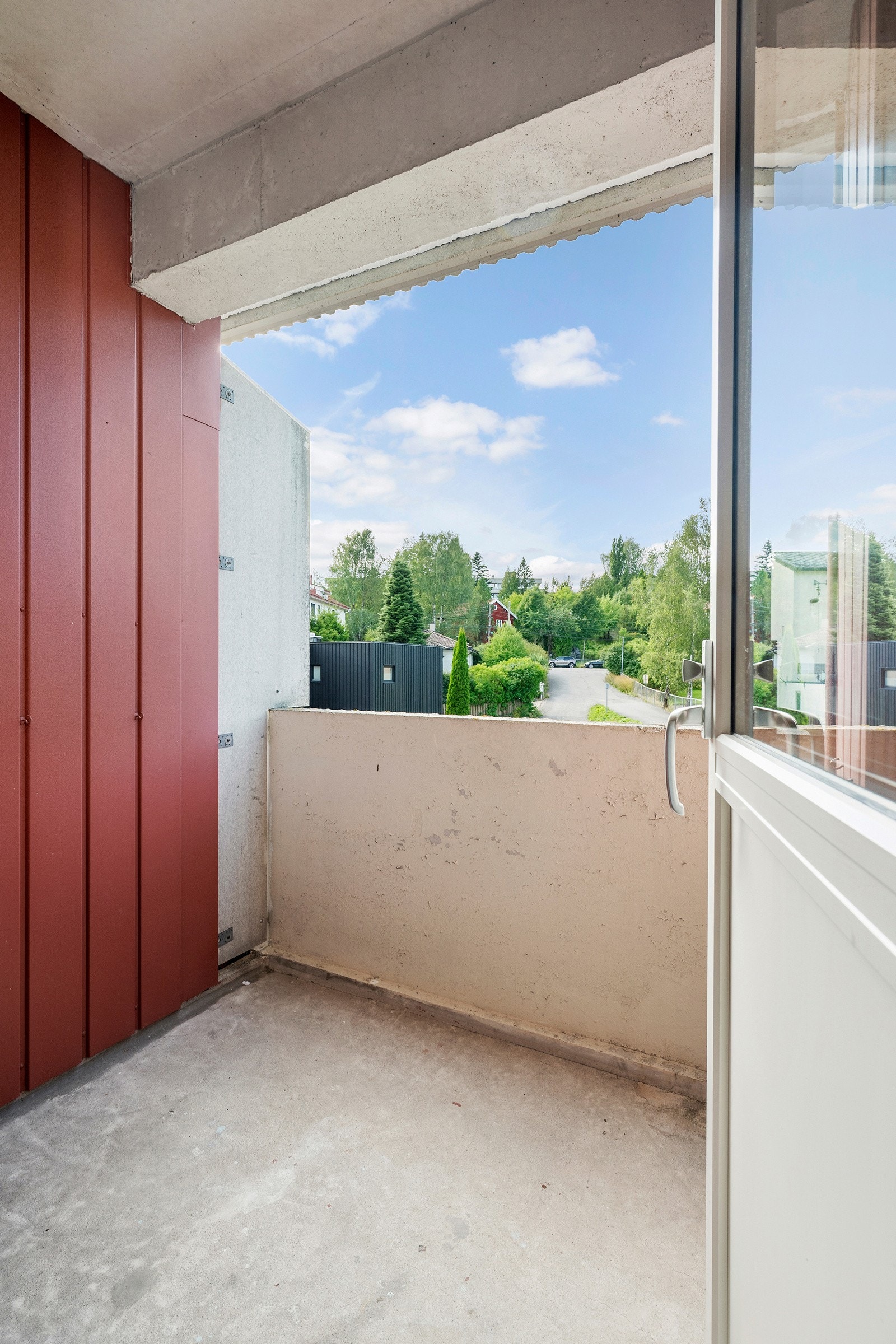 Her er det også dør ut til balkongen med både sol og hyggelig utsyn. Galleribilde