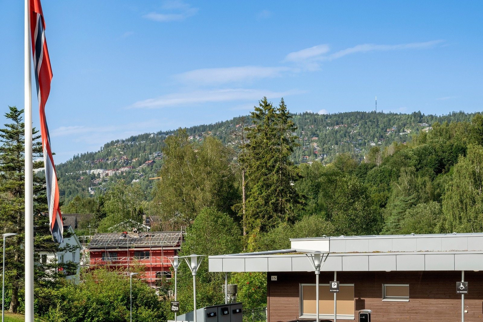Leiligheten ligger i et attraktivt boligstrøk på Røa, like ved sentrumsfasilitetene, samtidig som det er kort vei til Nordmarka. Galleribilde