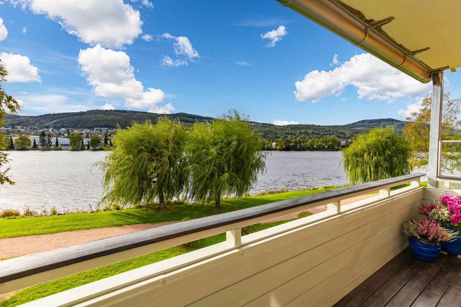 Balkong med nydelig utsikt og lune kvaliteter. Galleribilde