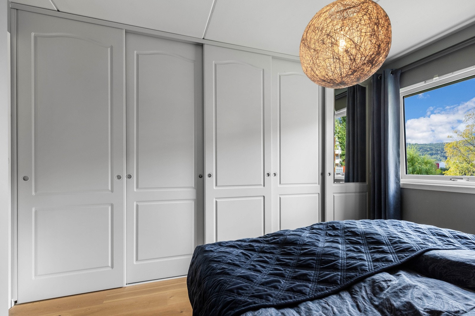 Soverom med god plass, skyvedørsgarderobe og vindu som gir naturlig lysinnslipp. Galleribilde