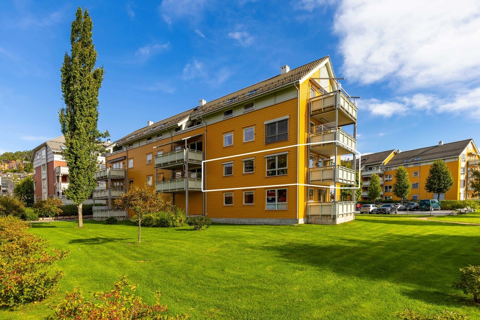 Et hjem i grønne og rolige omgivelser. Med elven som nærmeste nabo. Galleribilde