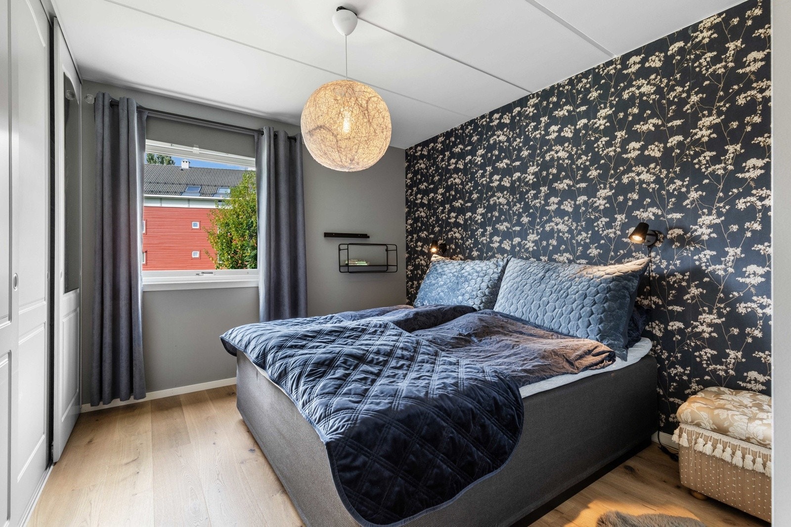 Hovedsoverom med garderobeløsning og plass til dobbeltseng. Galleribilde