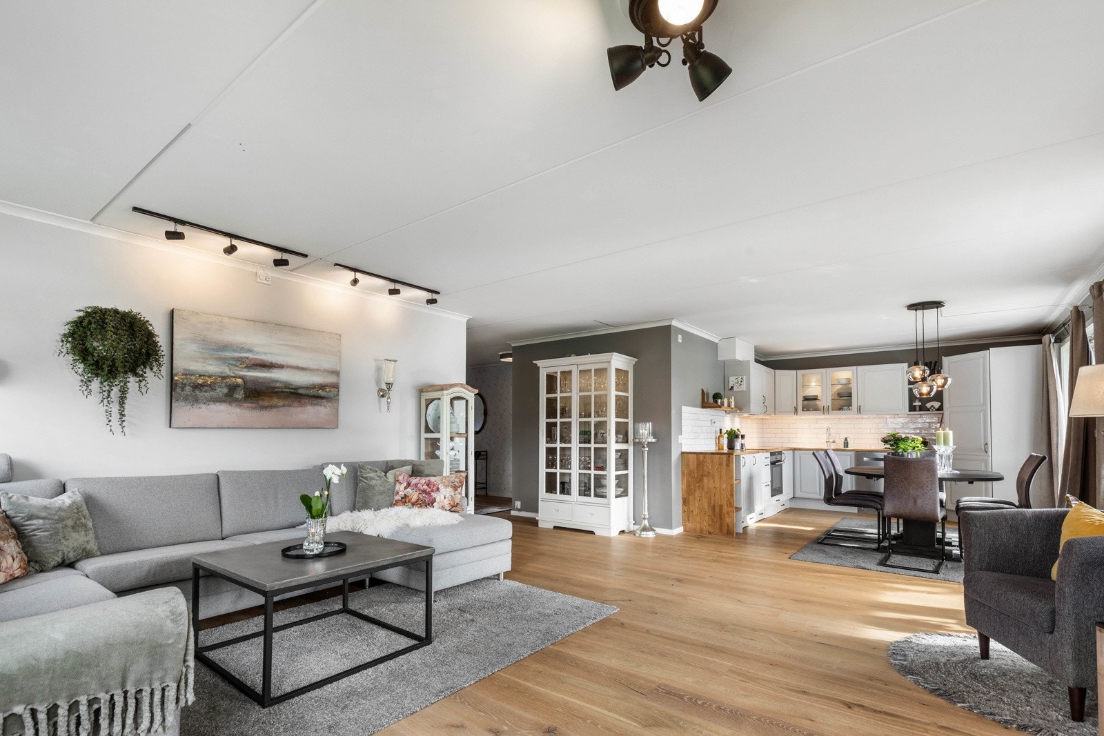 Romslig oppholdsrom med store vindusflater mot elven og god plass til møblering. Galleribilde