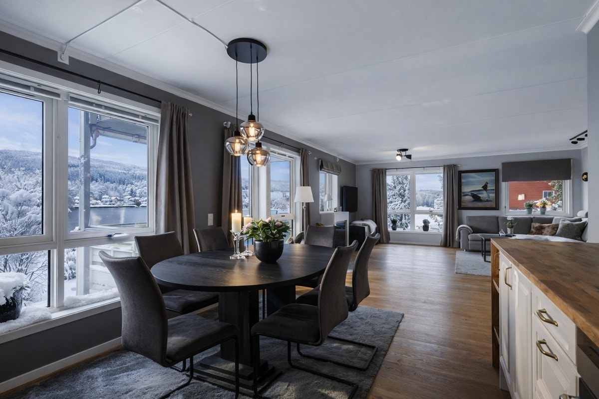 Fra stuen og kjøkkenet er det nydelig utsikt utover Drammenselva og strømsåsen. Galleribilde