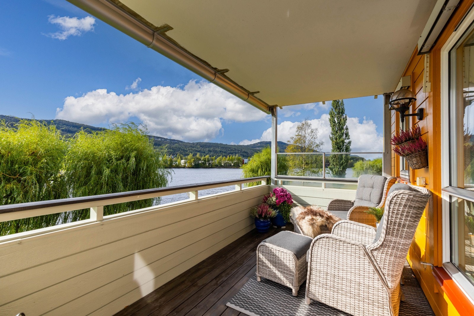 En balkong hvor du kan lene deg tilbake og nyte utsikten over elven og omgivelsene. Galleribilde
