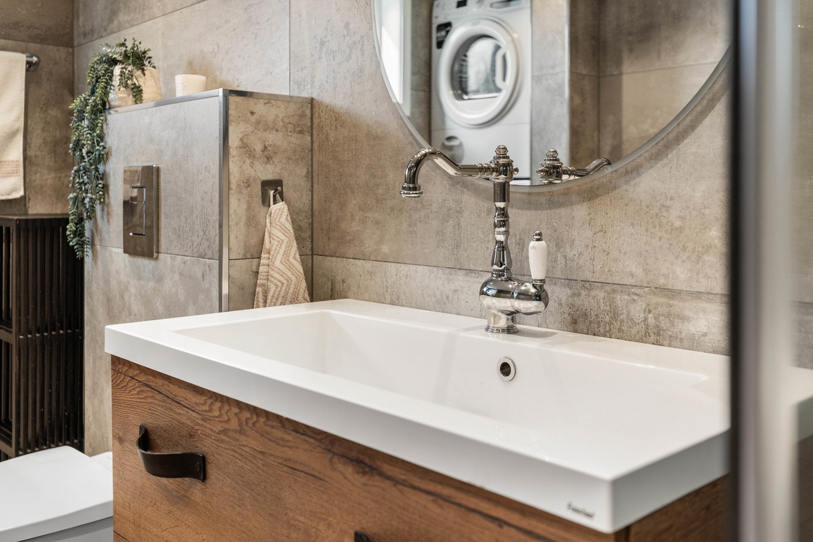 Elegant servantløsning med tidløse detaljer og varme materialvalg. Galleribilde