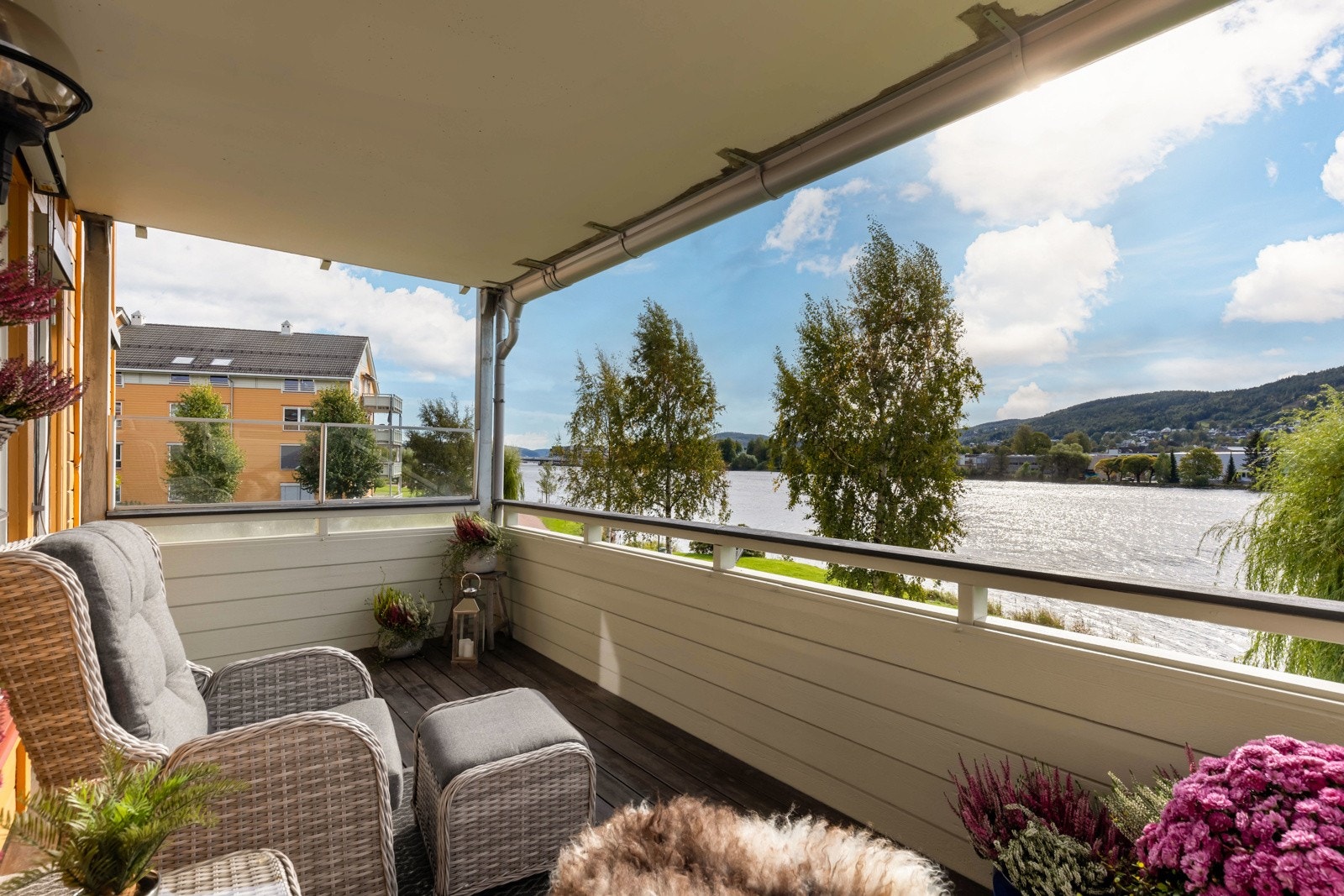 Fra stuen er det adkomst til solrike dager på balkongen. Med elven glitrende foran deg og naturen som kulisse. Galleribilde