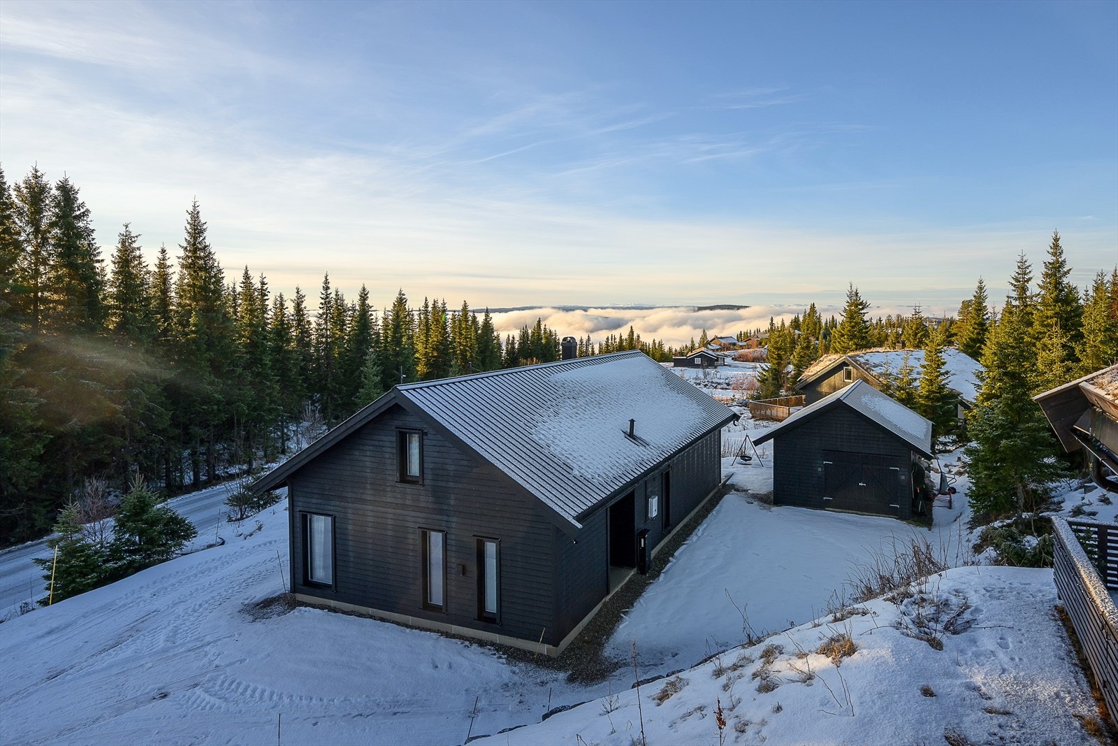 Hytte med tilhørende garasje med sentral plassering på Lisetra. Galleribilde