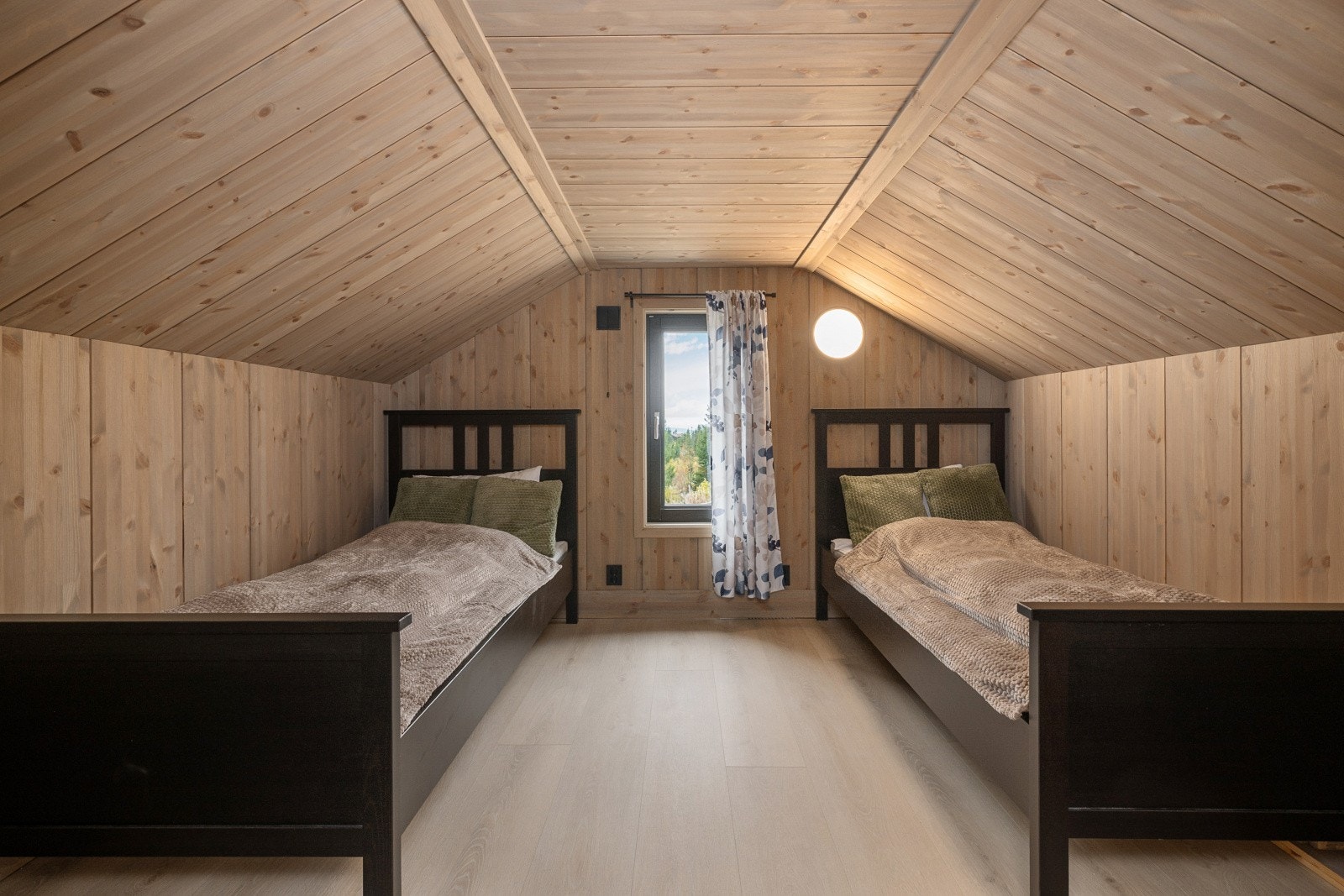 Vindu i enden bidrar til godt med naturlig lys i begge rom. Galleribilde