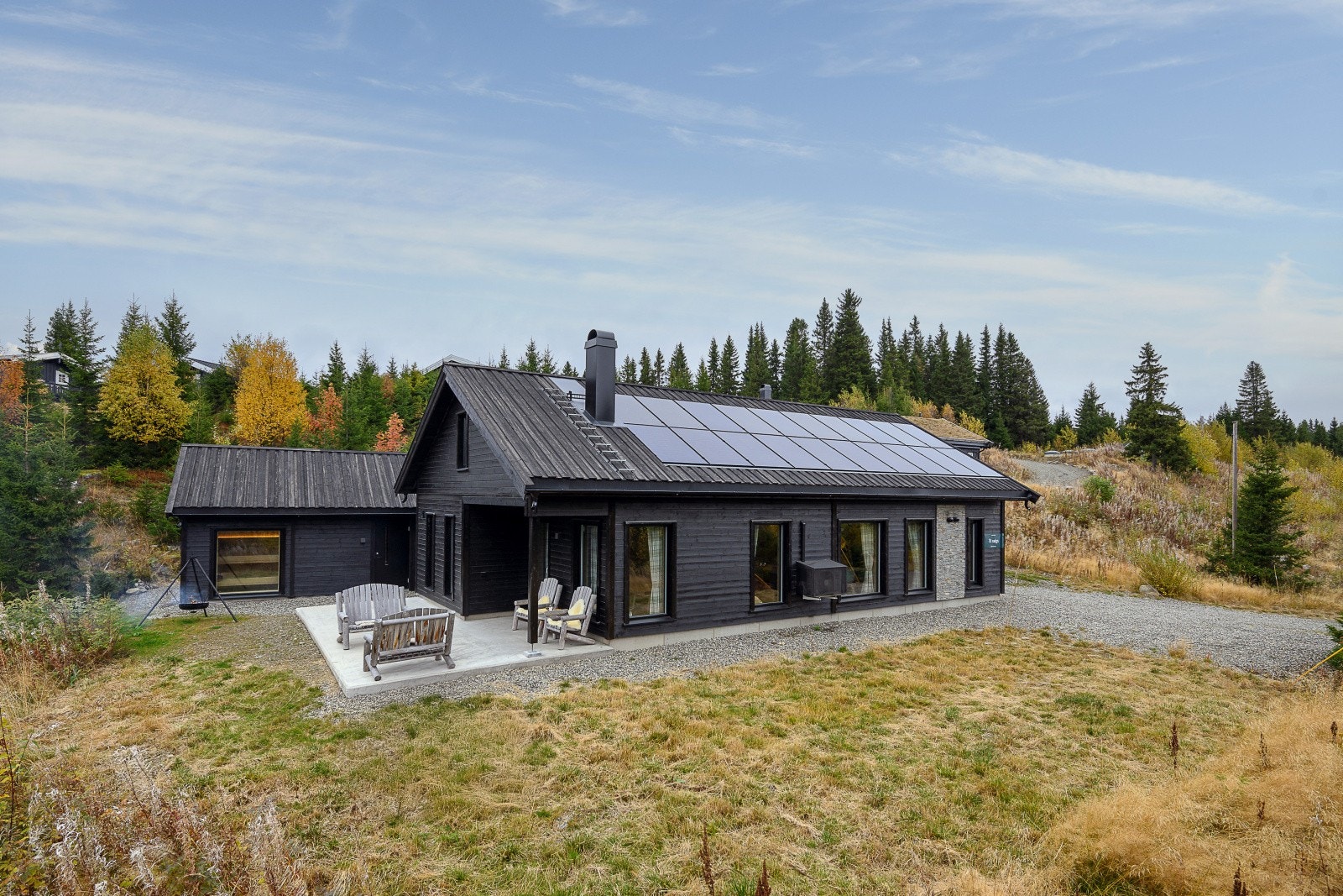 Hytta har solcellepanel på taket, som gir miljøvennlig og kostnadseffektiv energi. Galleribilde