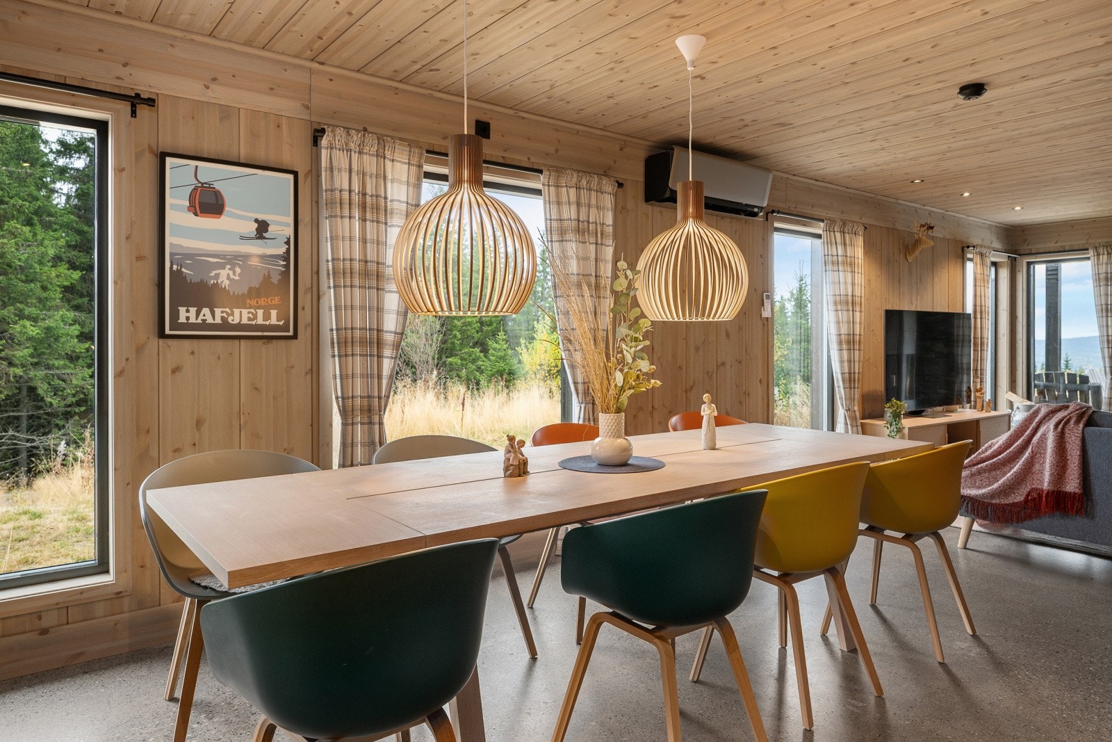 Hytta varmes opp av elektrisitet, solcellepanel, varmepumpe og vedfyring. Galleribilde