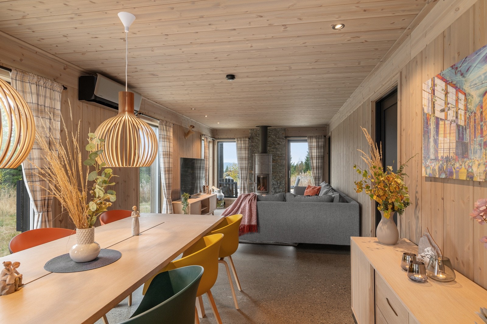 Stuen fremstår svært møbleringsvennlig med god plass til spoisebord og stor sofagruppe med tilhørende møblement i egen sone. Galleribilde