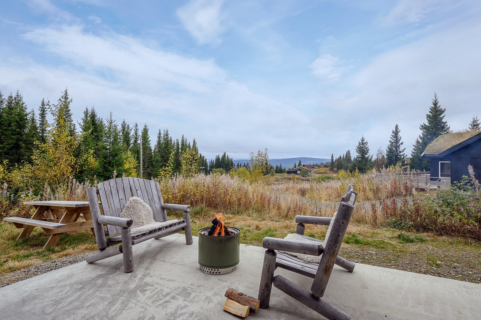 Hytta ligger i hytteområdet Lisetra, rett ved Hafjell i Øyer kommune. Lisetra er på samme høyde, men litt nord for Mosetertoppen. Galleribilde