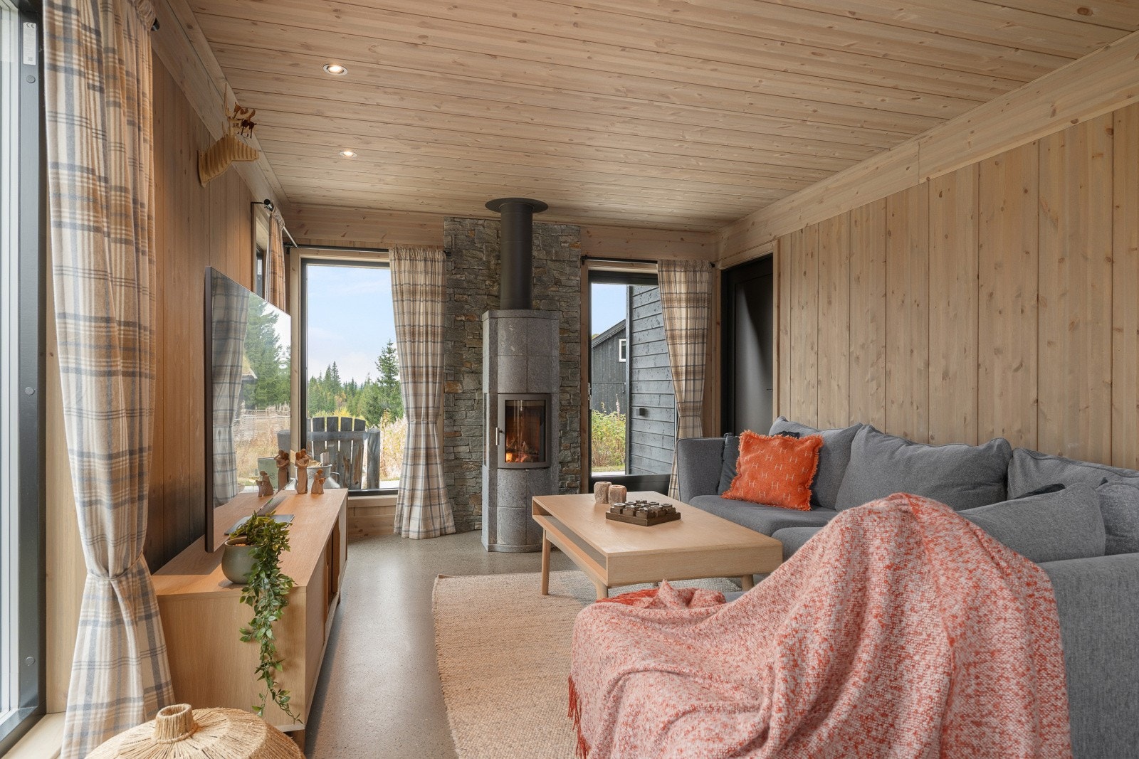 Stuen og kjøkkenet ligger i en åpen løsning, som bidrar til et lyst, luftig og sosialt allrom. Galleribilde