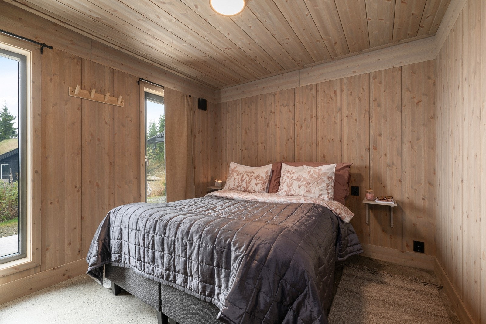 Hytta har to soverom på hovedplanet av god størrelse. Det er plass til dobbeltseng med tilhørende nattbord. Galleribilde