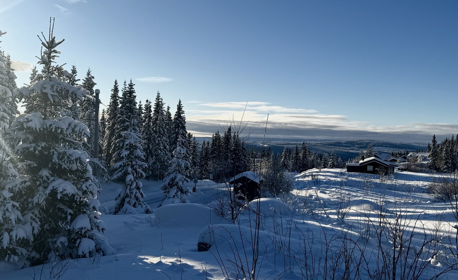 Fra hytta har man fin utsikt mot omkringliggende fjellandskap. Galleribilde