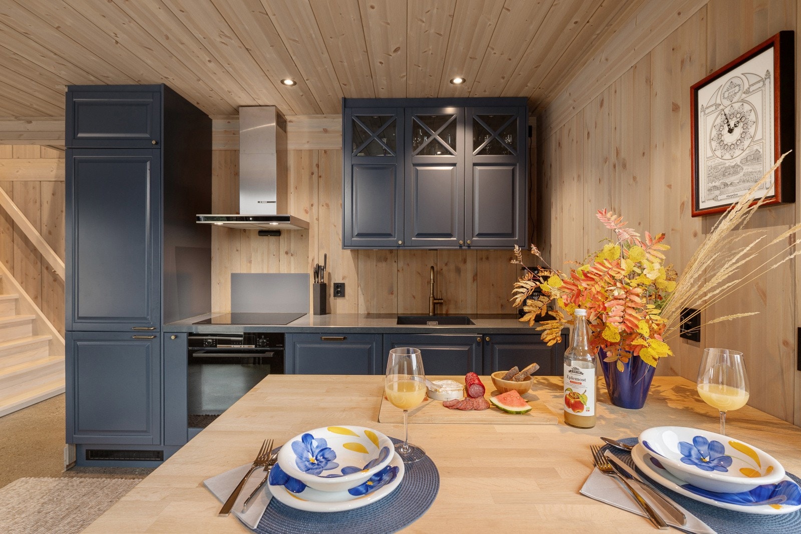 Videre er kjøkkenet utstyrt med integrert kjøl/fryseskap, oppvaskmaskin, komfyr, induksjonstopp, vannstoppsystem og komfyrvakt. Galleribilde