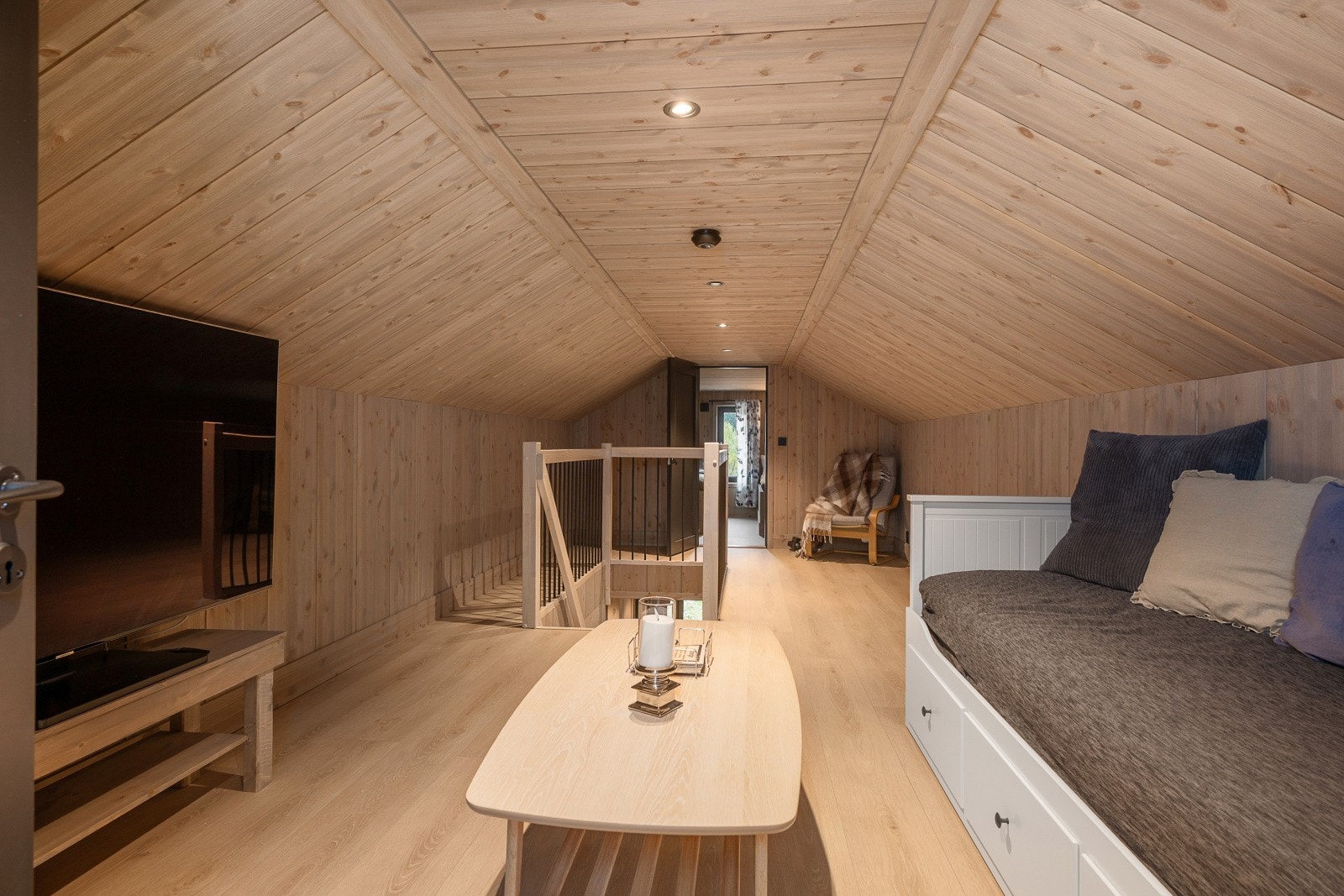 Via trappeadkomst fra gangen, kommer du opp til hyttas innredede hems, som måler ca. 45 kvm i gulvareal. Galleribilde