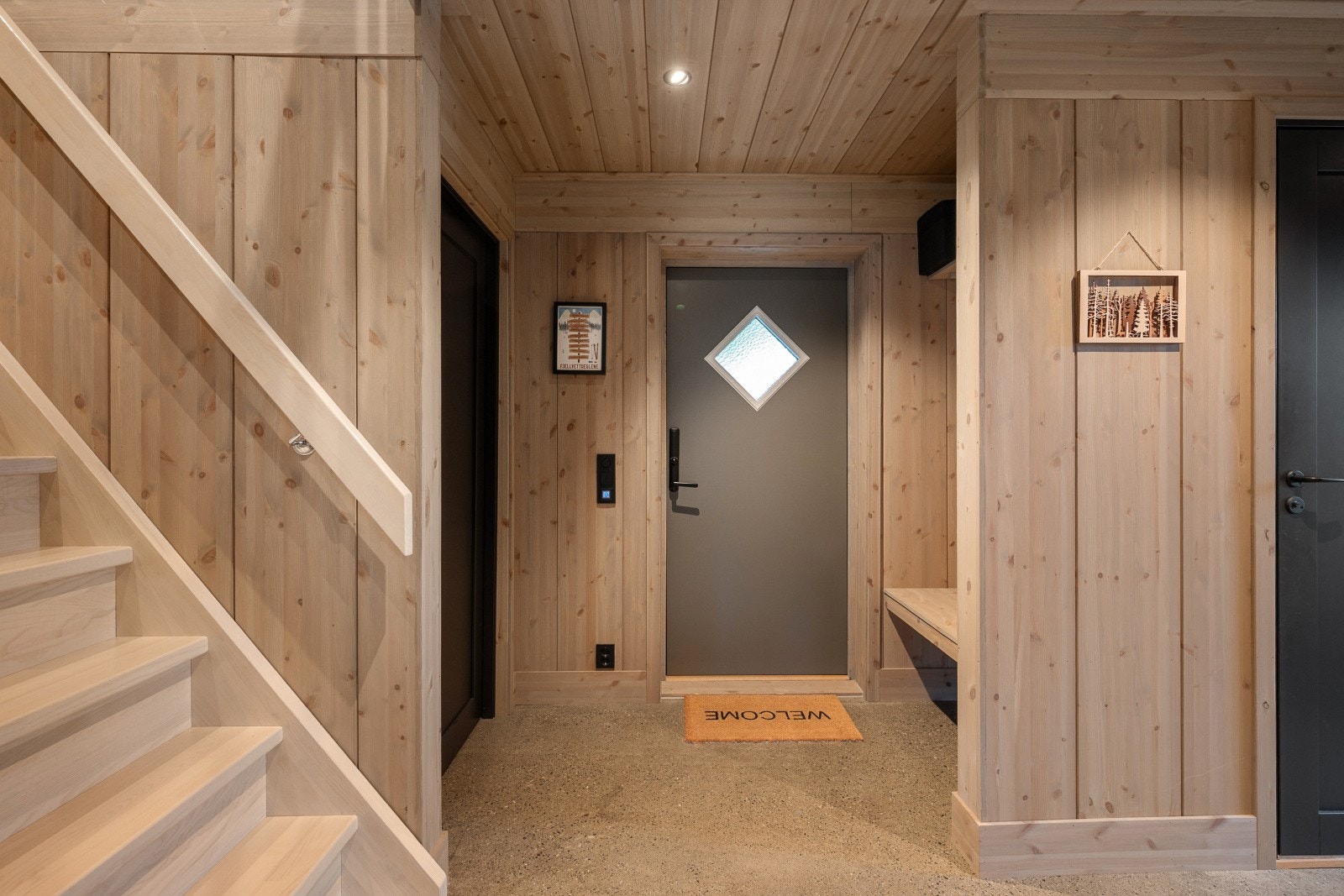 Romslig inngangsparti med plass for sko og jakkeoppheng. Galleribilde