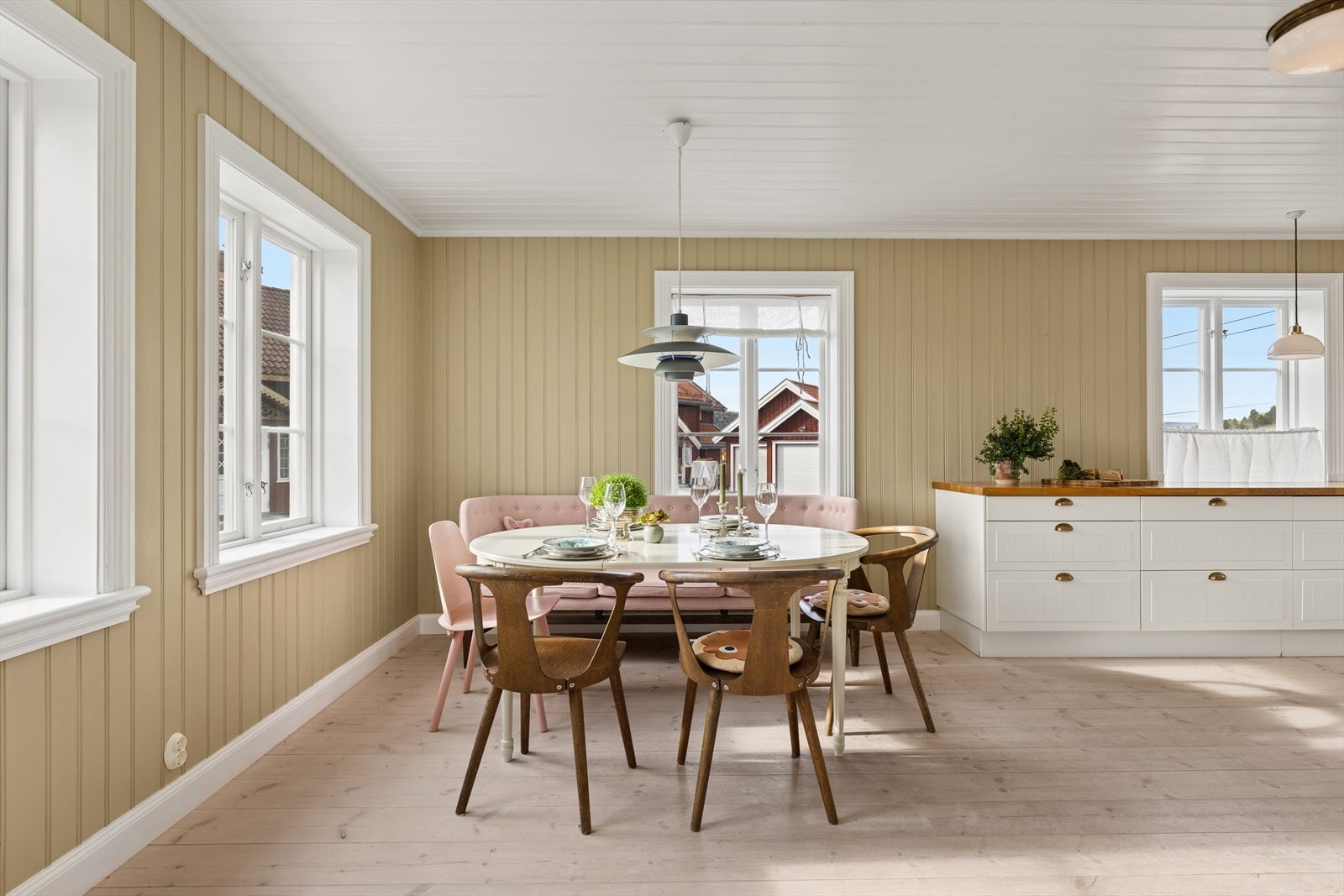 Rommet har malt stående panel på vegger, malt panel i tak samt furugulv med behagelig gulvvarme. Galleribilde