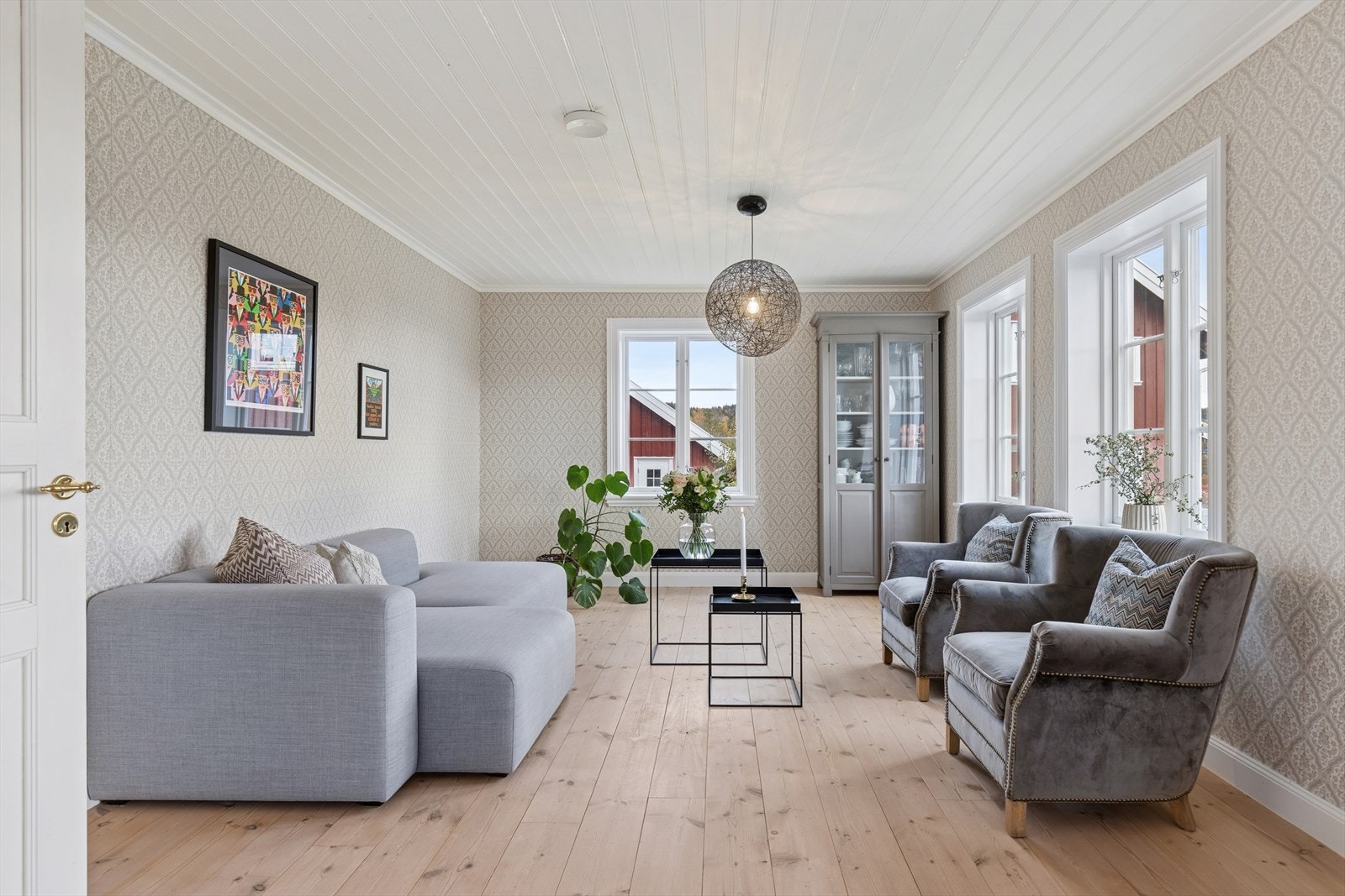 Stuen er lys og trivelig med plass til flere møbleringsmuligheter for å skape den stuen du selv ønsker. Galleribilde