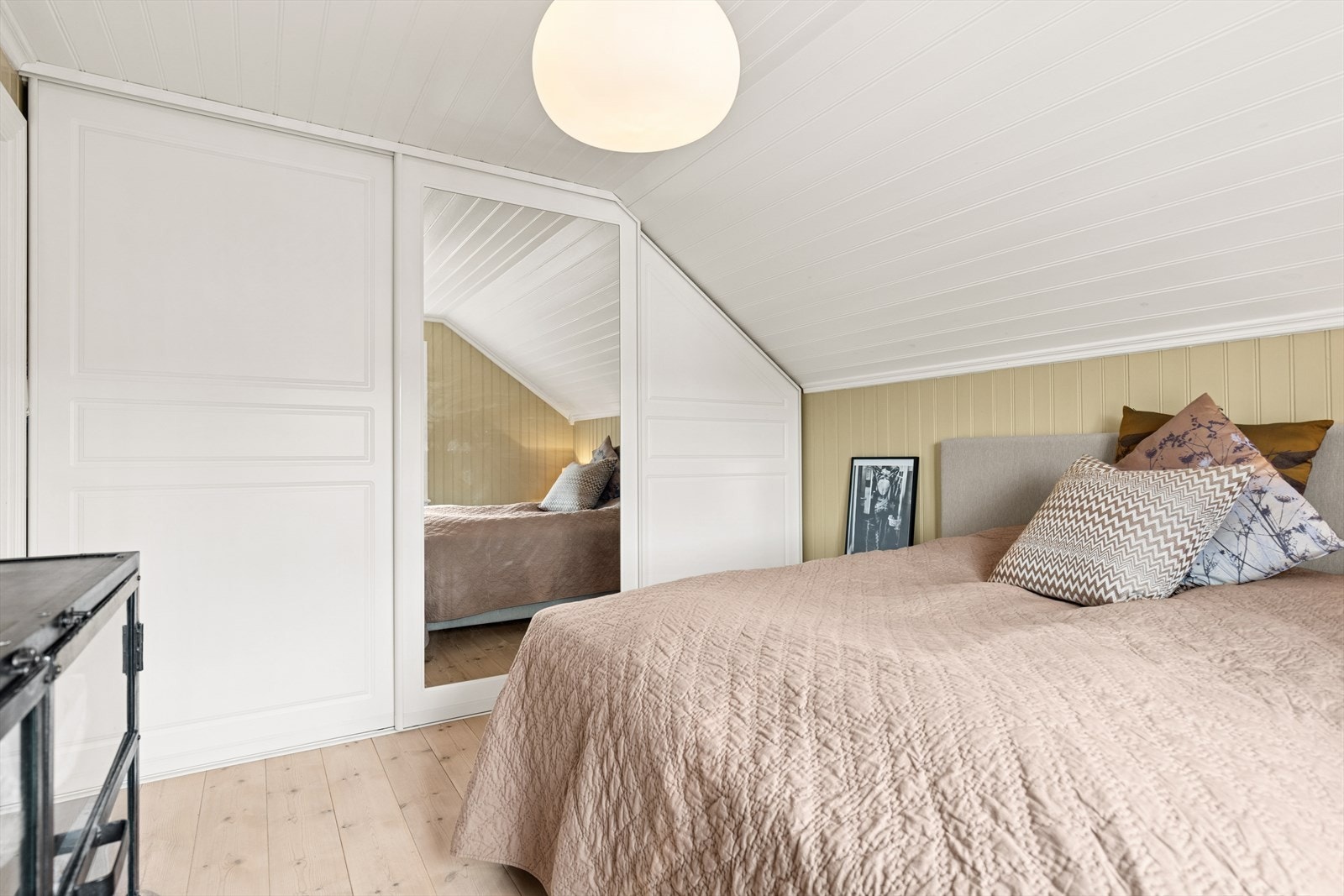 Hovedsoverommet har plass til dobbeltseng, tilhørende møblement og skyvedørsgarderobe med god oppbevaringsplass. Galleribilde