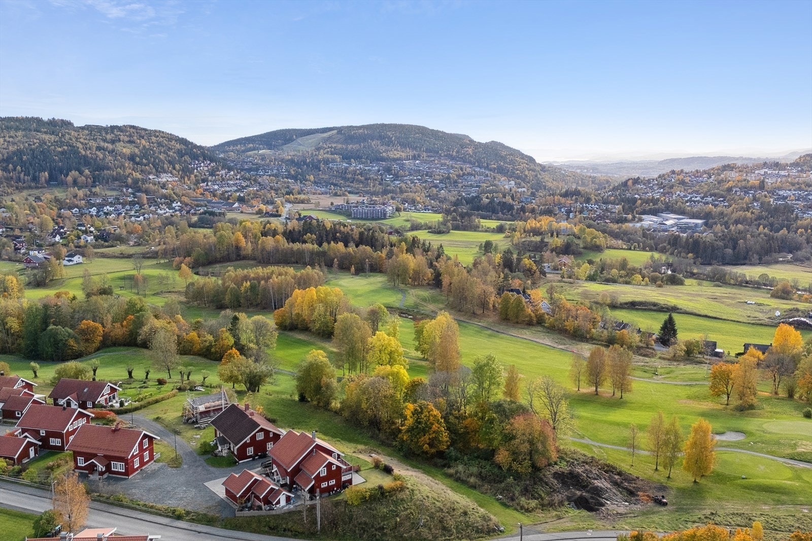 Fantastisk flott beliggende eiendom i et vakkert og veletablert villaområde. Galleribilde