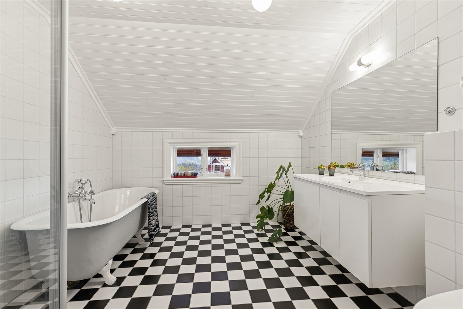 Flislagt baderom med behagelig gulvvarme. Galleribilde