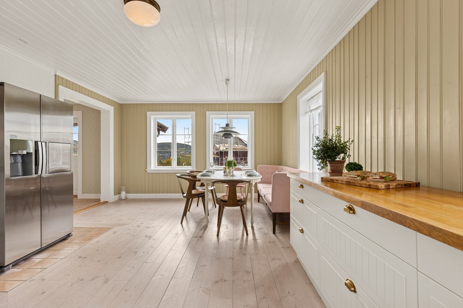 I tilknytning til kjøkkenet, kan spisebord enkelt plasseres. Galleribilde