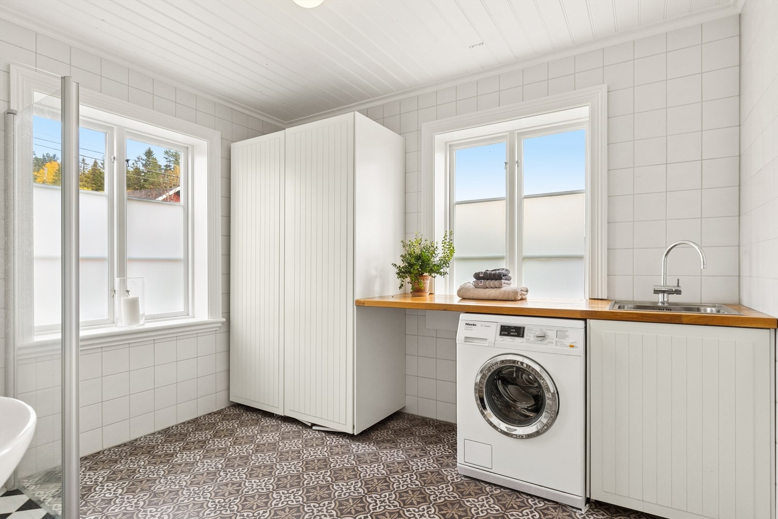 Her er det også opplegg for vaskemaskin, samt innredning med benkeplate og høyskap. Galleribilde