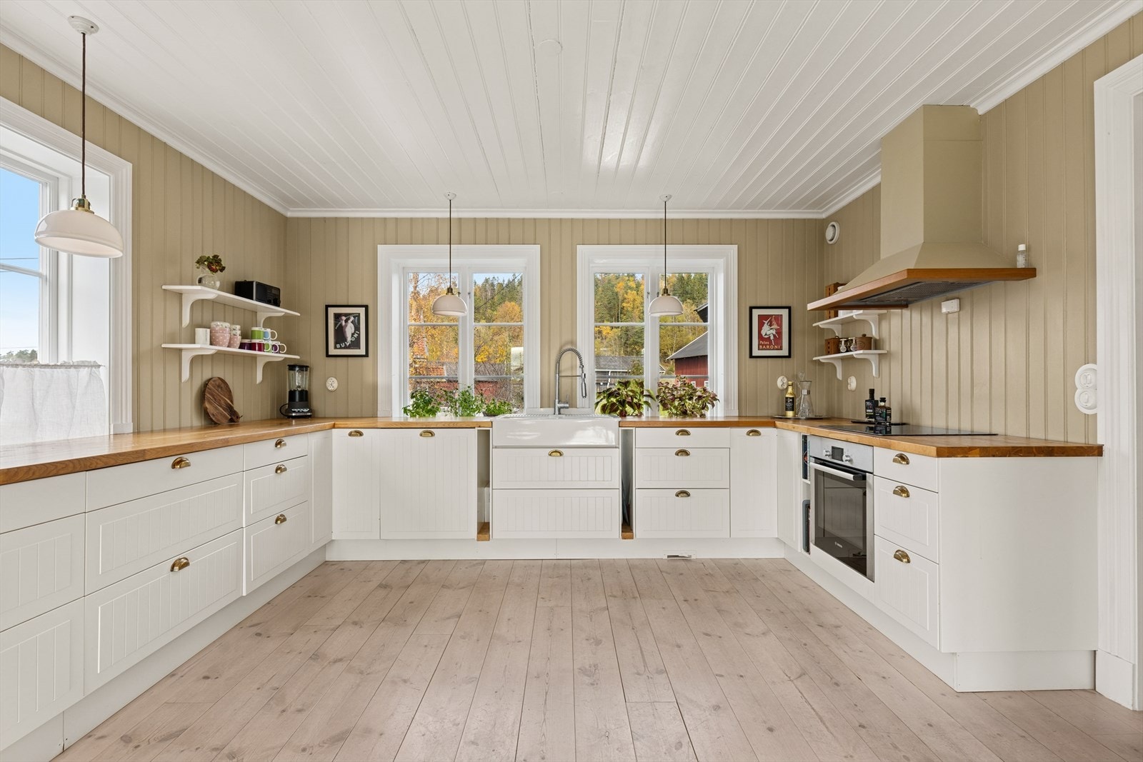 Her er koketopp, stekeovn, oppvaskmaskin og fire kjøleskuffer. Galleribilde