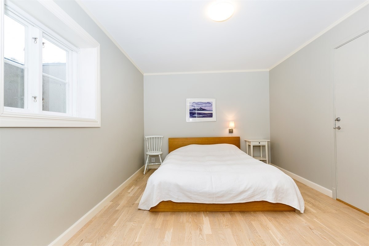 Stort soverom. Plass til stor seng med tilhørende nattbord på vær sin side, samt garderobeskap. Galleribilde