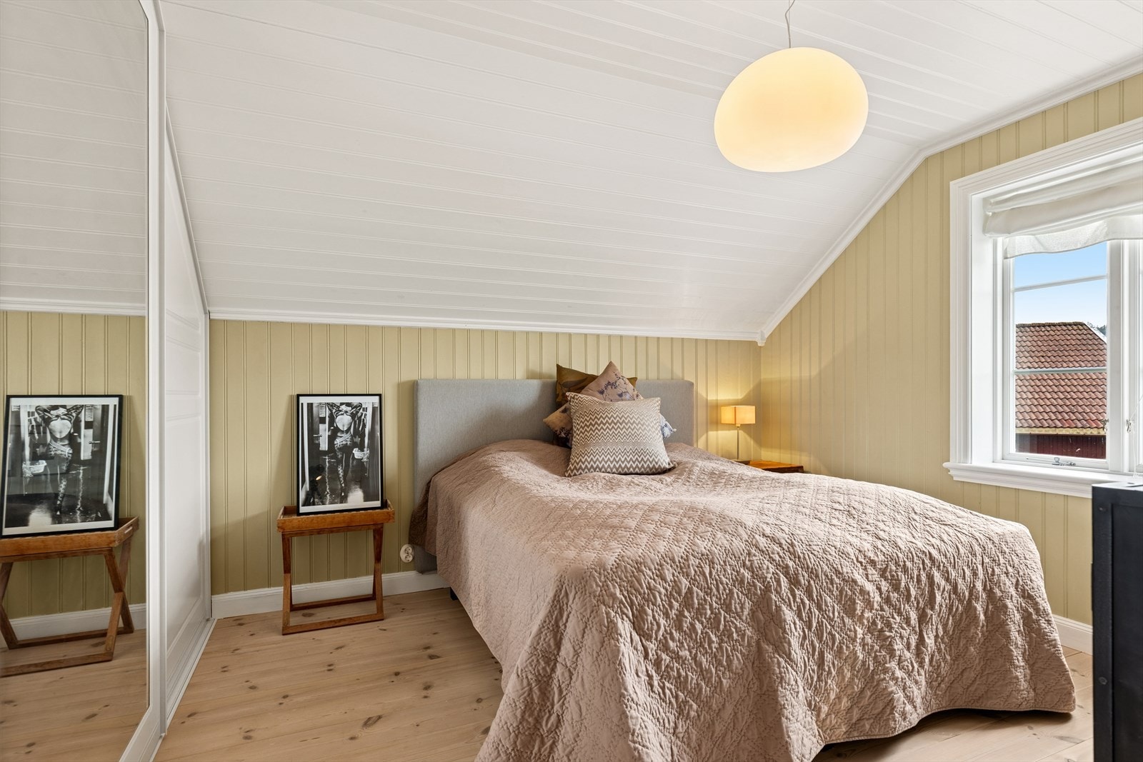 Videre byr boligen på tre gode soverom. Galleribilde