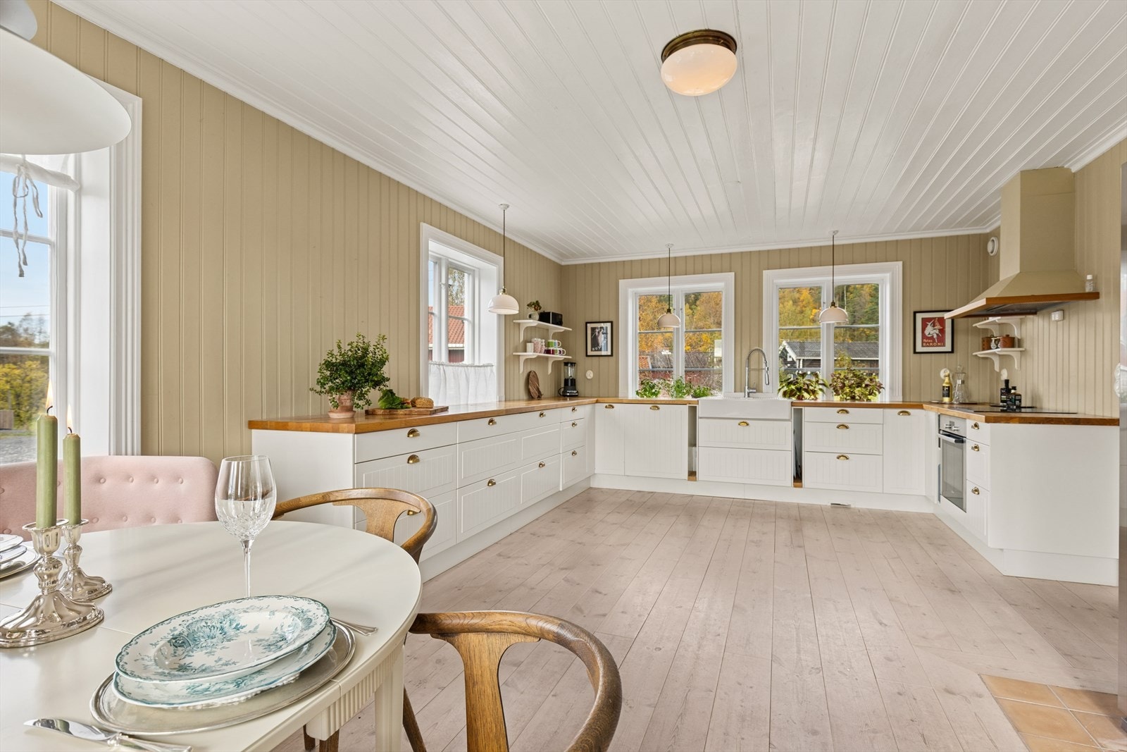 Romslig kjøkkenet som er innredet i en praktisk form, og har godt med både skap- og benkeplass. Galleribilde