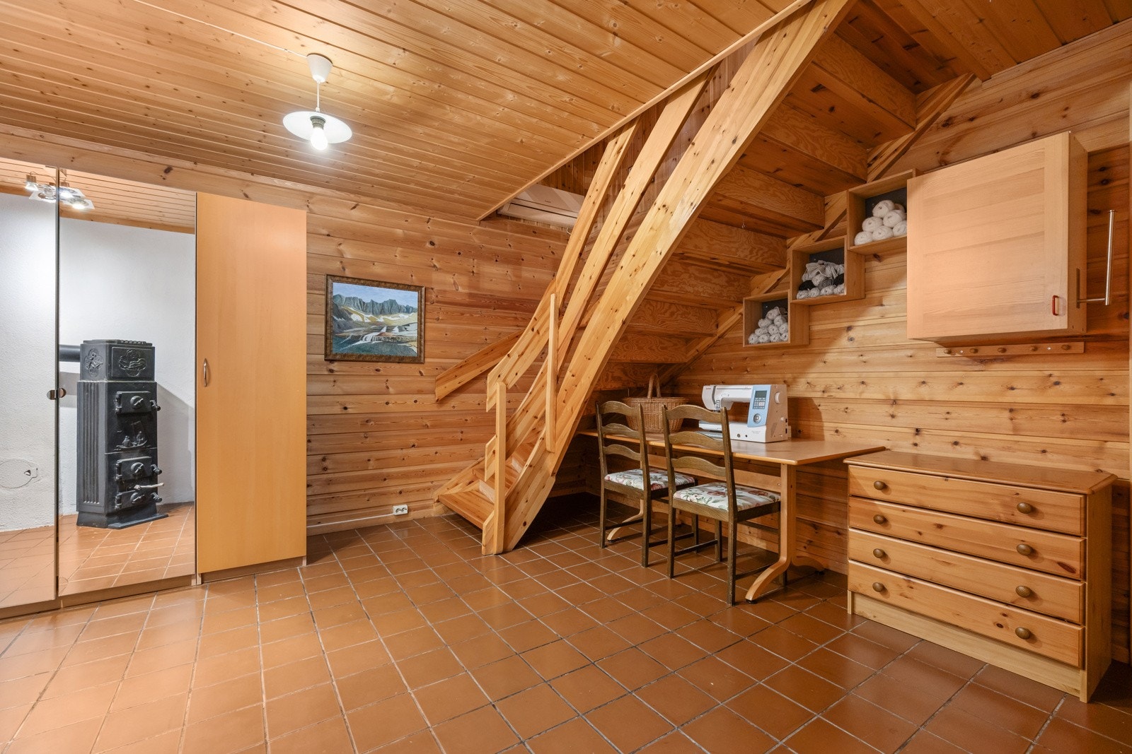 Innholdsrik kjeller med mye lagringsplass. Galleribilde