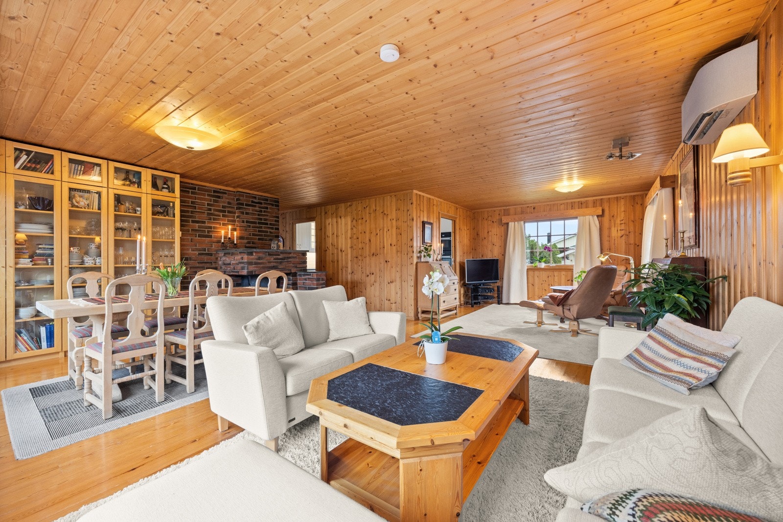 Midt i rommet er det etablert en plassbygget peis. Varmepumpe fra 2022. Galleribilde