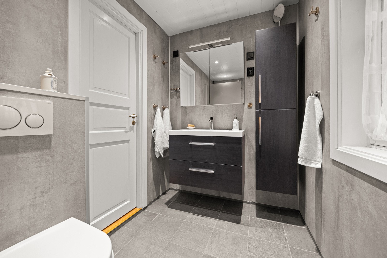 Badet i 1. etasje ble pusset opp i 2021 og fremstår som moderne og lekkert. Galleribilde