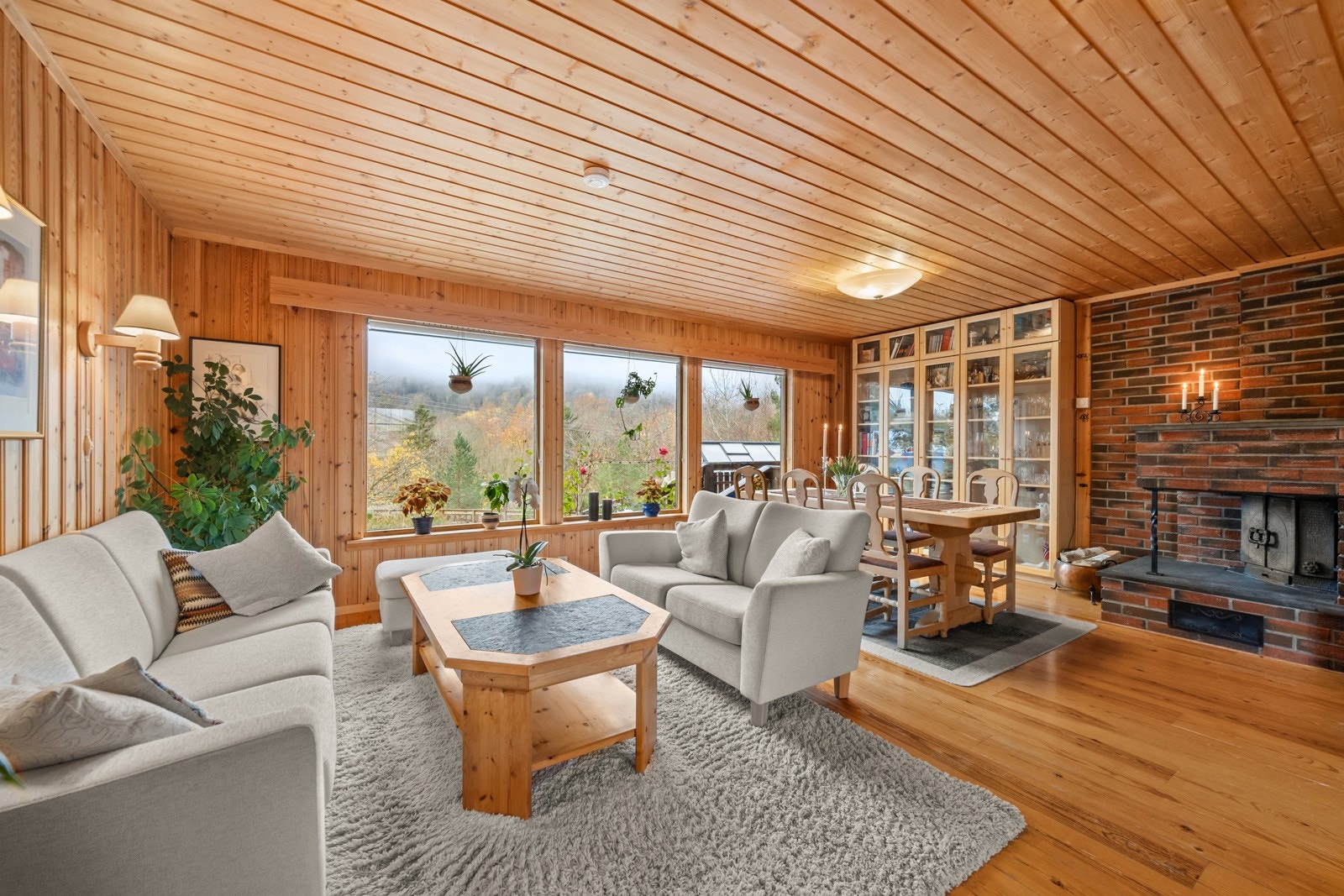 Romslig og gjennomgående stue med mye lysinnslipp og utgang til terrassen. Galleribilde