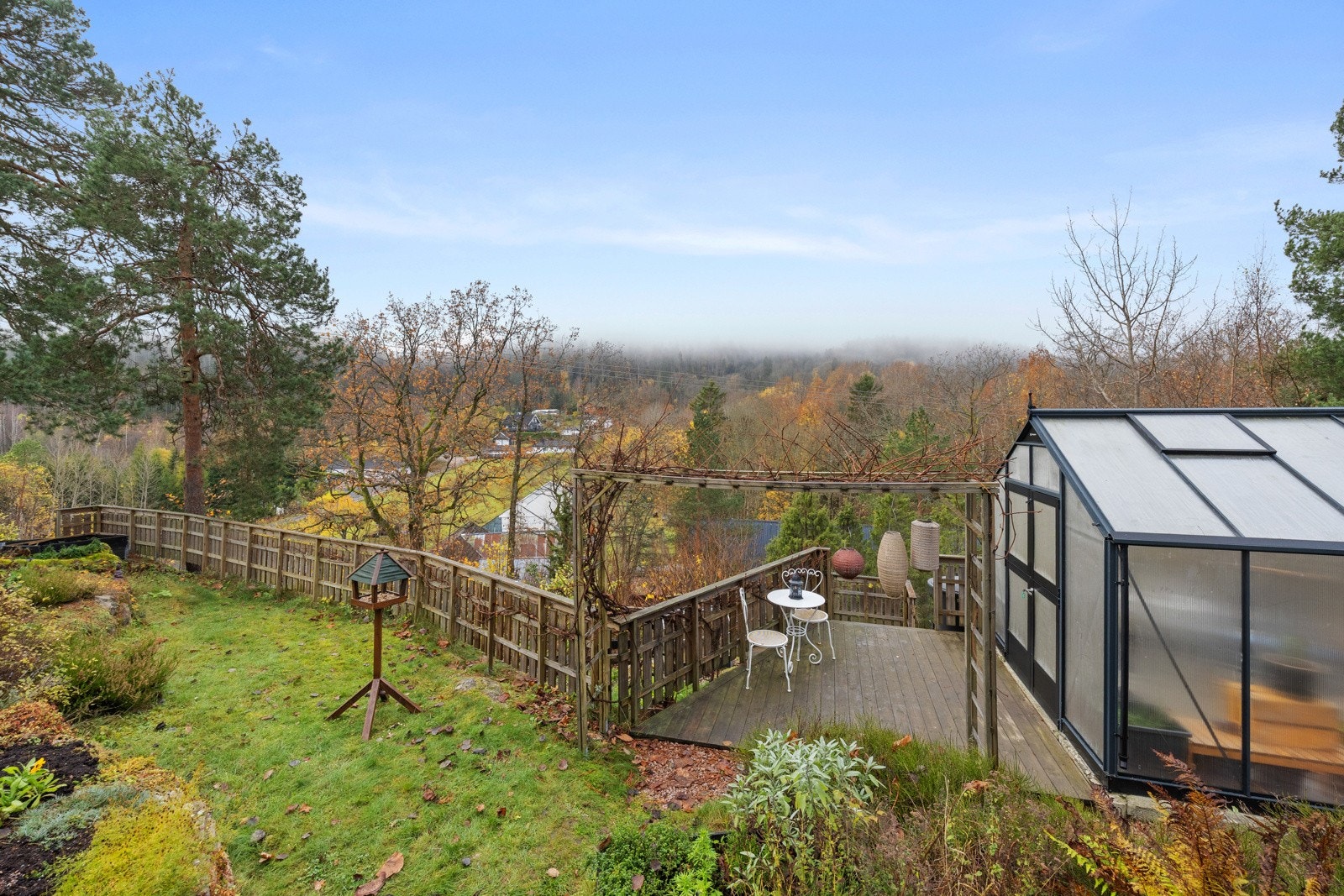 Frodige utearealer, sol og utsikt. Rolig og veletablert nabolag på Nesbygda. Galleribilde