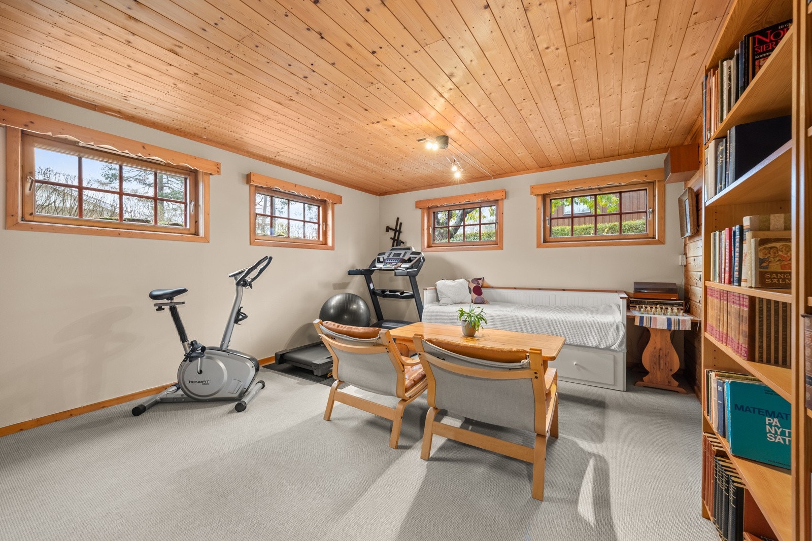 Det gjøres oppmerksomt på at kjellerstuen ikke er godkjent for varig opphold. Tegnet inn og godkjent som hobbyrom på byggetegninger. Galleribilde