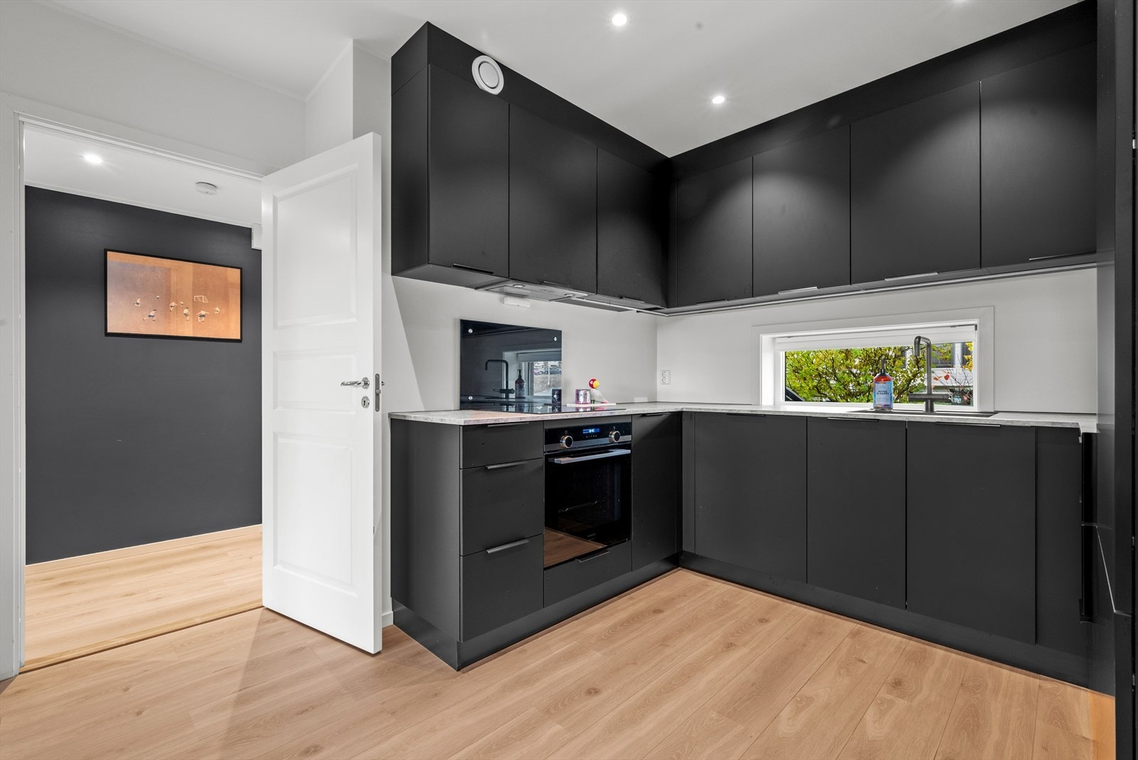 Kjøkkenet er utstyrt med integrert kjøl- og fryseskap, stekeovn, platetopp og oppvaskmaskin Galleribilde