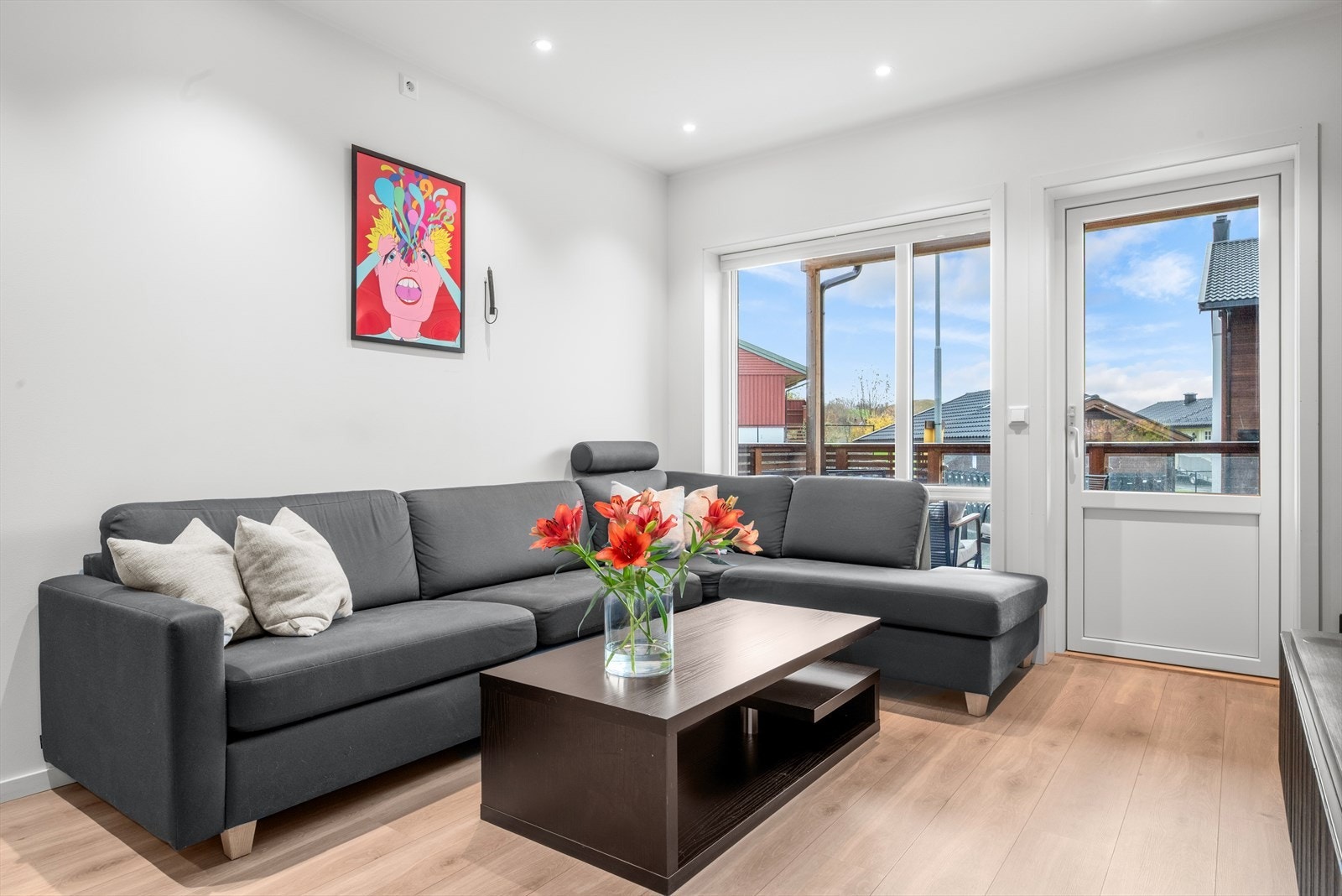 Leiligheten er på ca. 54 kvm. og består av stue, kjøkken, 2 soverom, bad og entré Galleribilde