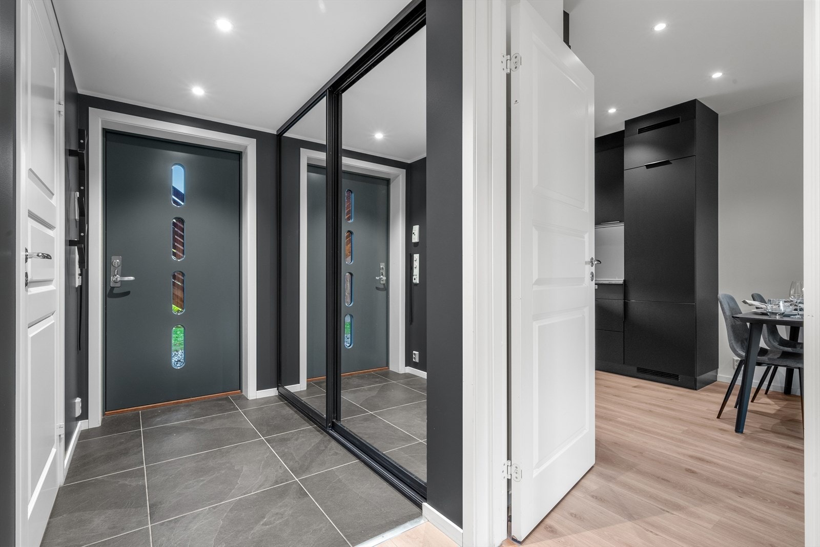 Romslig entré med skyvdørsgarderobe og varme i gulv Galleribilde