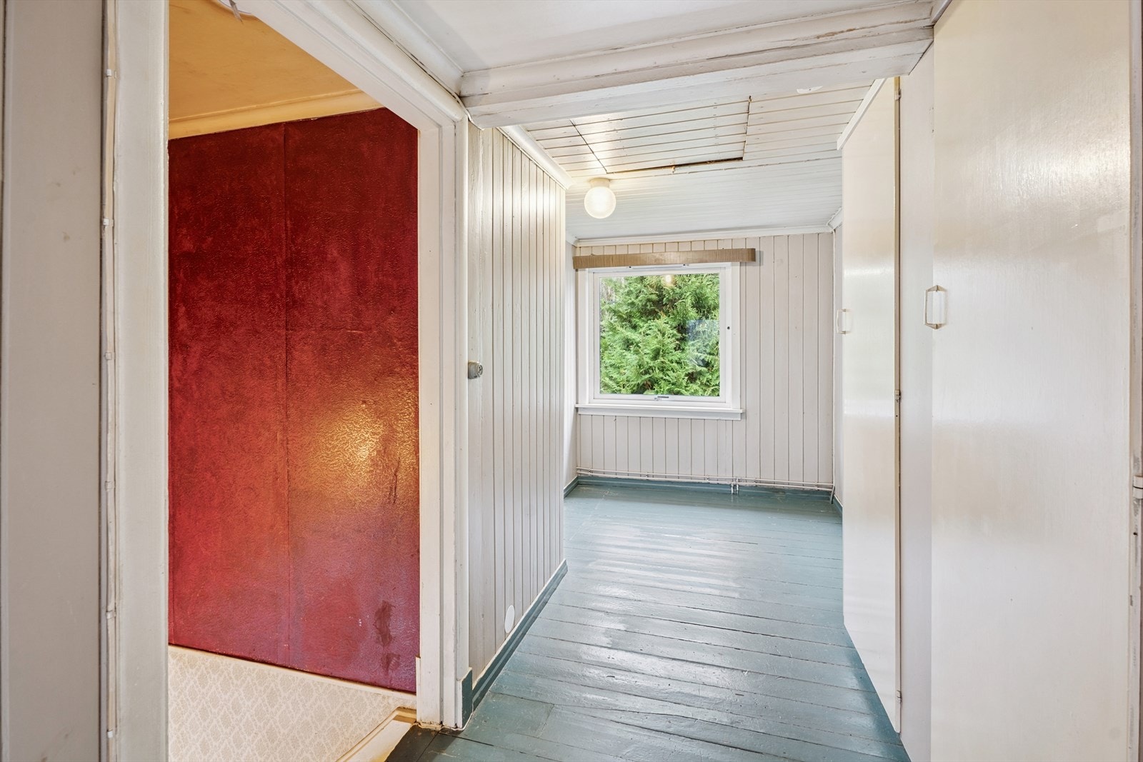 Gangen i andre etasje har panelkledde vegger og tak. Galleribilde