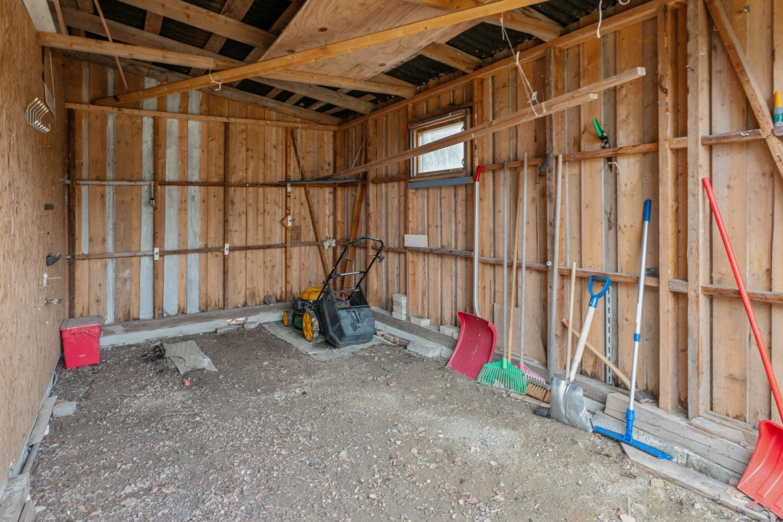 Frittstående garasje på 22 m² med bod, gjenreist på bakkeplan i 2004. Galleribilde